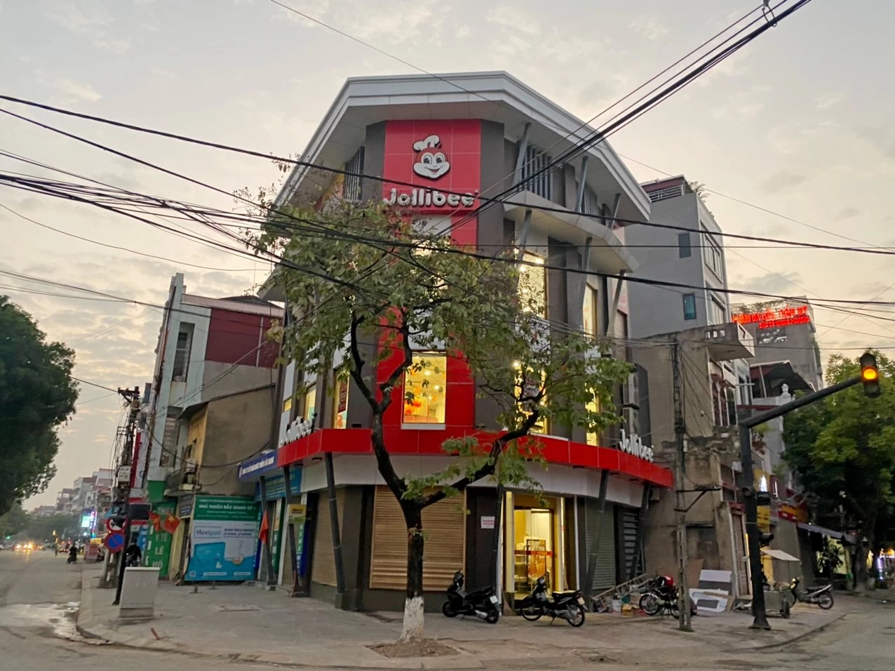 Thi công thực tế JOLLIBEE Buôn Mê Thuật